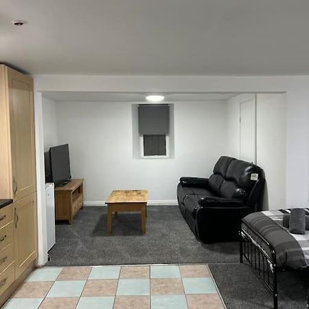 Studio Flat Twin - Town Centre Мертир-Тидвилл Экстерьер фото