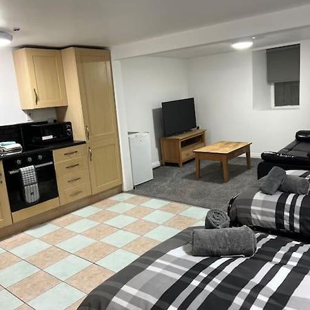 Studio Flat Twin - Town Centre Мертир-Тидвилл Экстерьер фото