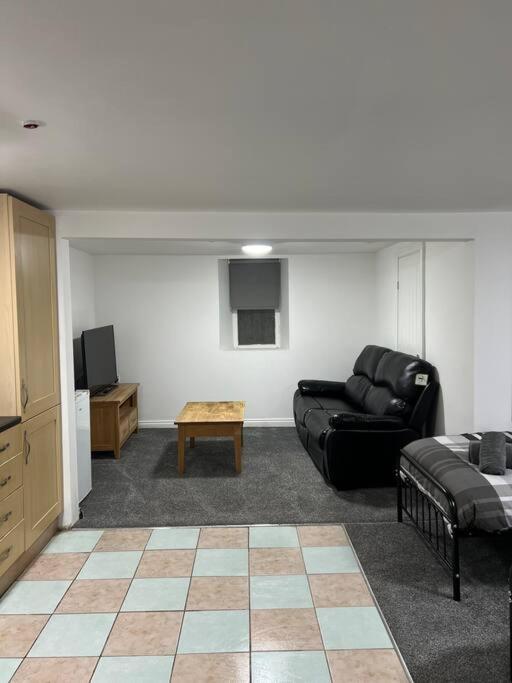 Studio Flat Twin - Town Centre Мертир-Тидвилл Экстерьер фото