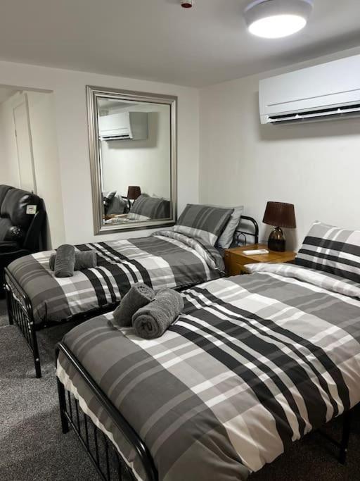 Studio Flat Twin - Town Centre Мертир-Тидвилл Экстерьер фото